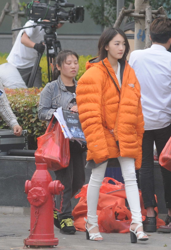 周冬雨穿露脐装拍戏羽绒服配凉鞋真够拼的