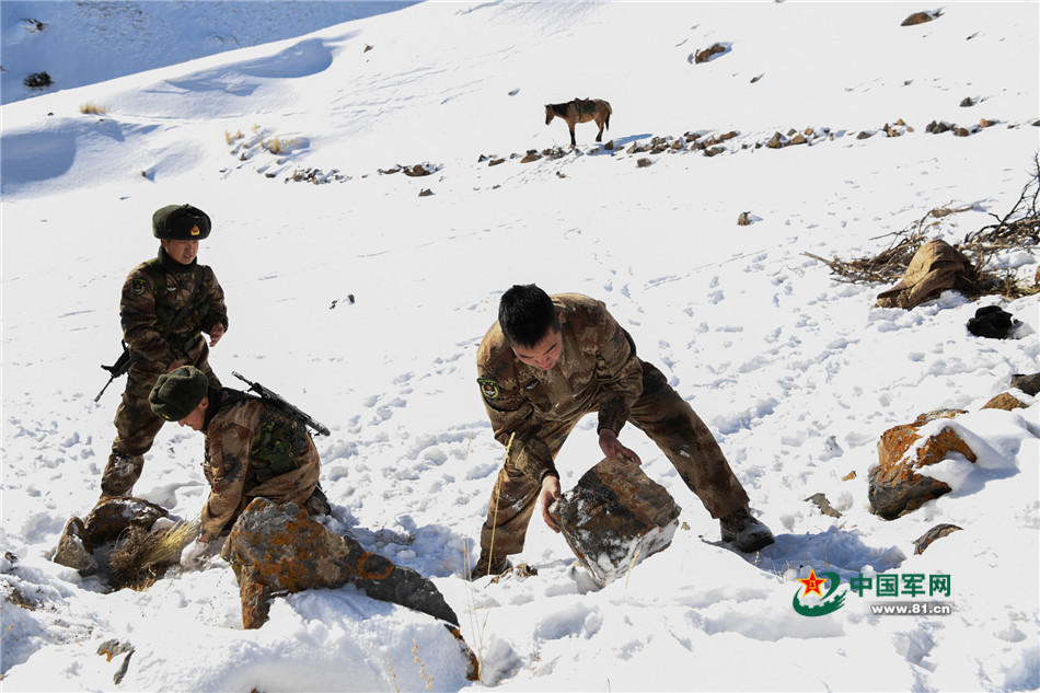 组图:边防战士骑马巡逻 雪地煮面