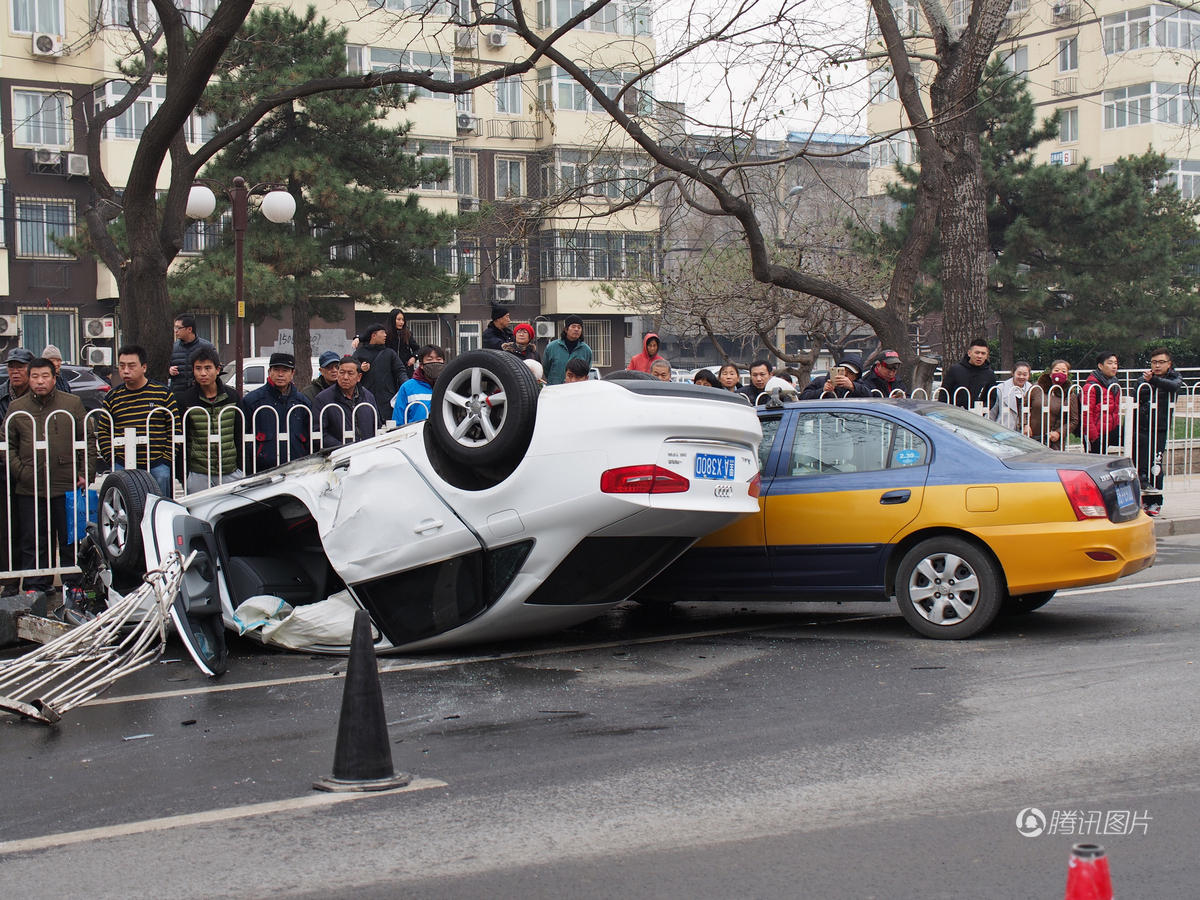北京一辆黑龙江籍奥迪车被出租车撞翻 - 新鲜的
