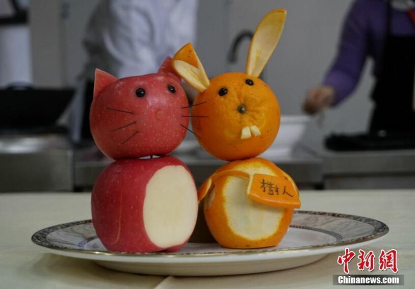 台湾老师无锡"秀"刀工 雕刻水果动物惟妙惟肖
