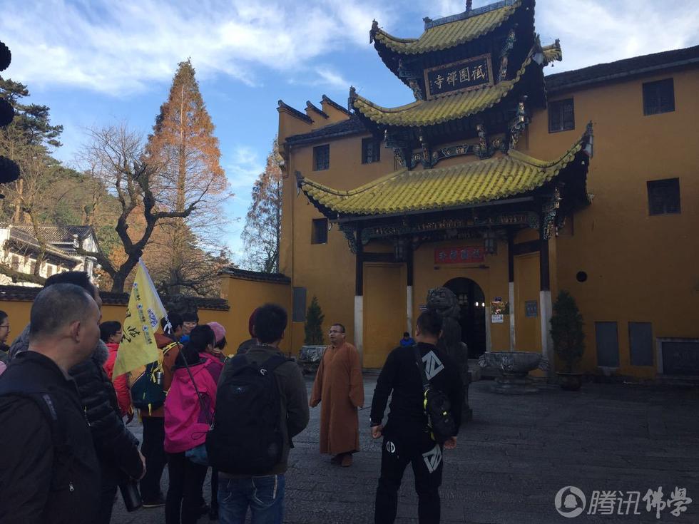 问学九华山参访甘露寺朝礼天台供灯祈福