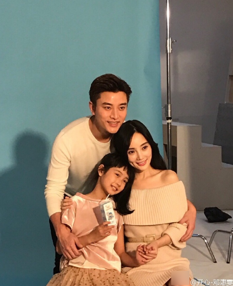 贾乃亮李小璐拍广告抱着的女孩却不是甜馨