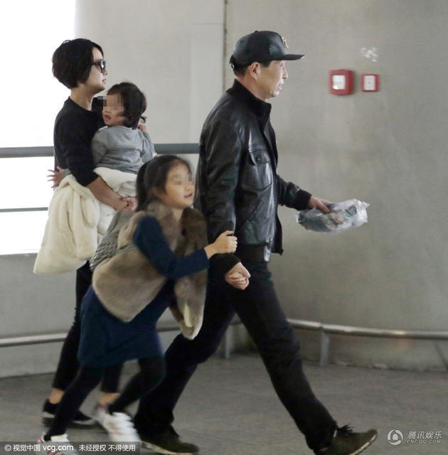 马伊琍一家四口逛街文章抱小女儿过马路