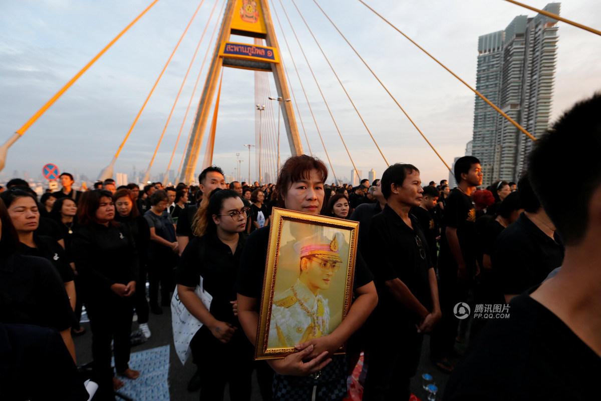 泰国举办盛大活动纪念已故普密蓬国王诞辰 (组图)