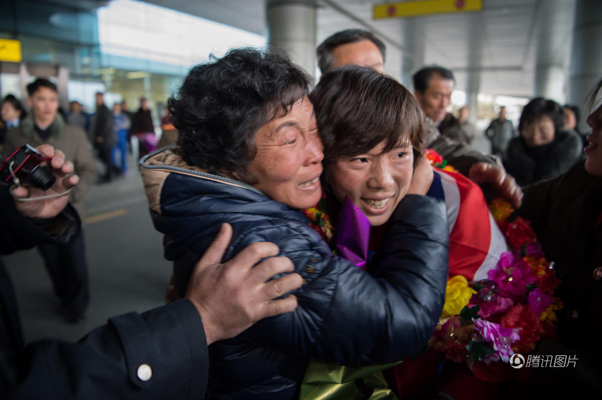 朝鲜女足连夺世界冠军 举国欢腾万人空巷 (组图)