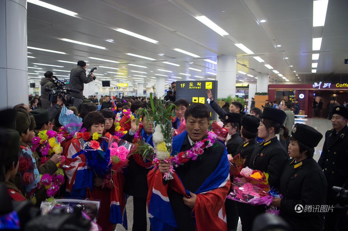 朝鲜女足连夺世界冠军 举国欢腾万人空巷 (组图)