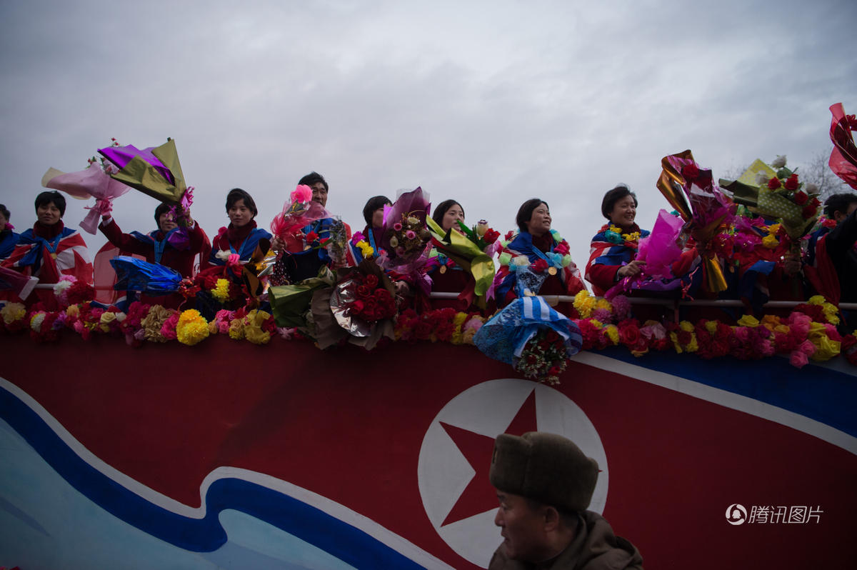 朝鲜女足连夺世界冠军 举国欢腾万人空巷 (组图)