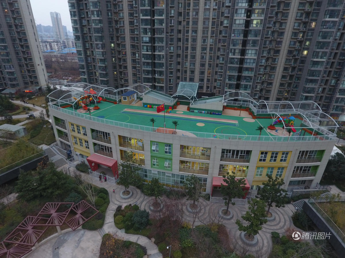 郑州幼儿园位于楼林之间 屋顶建“空中操场”(图)