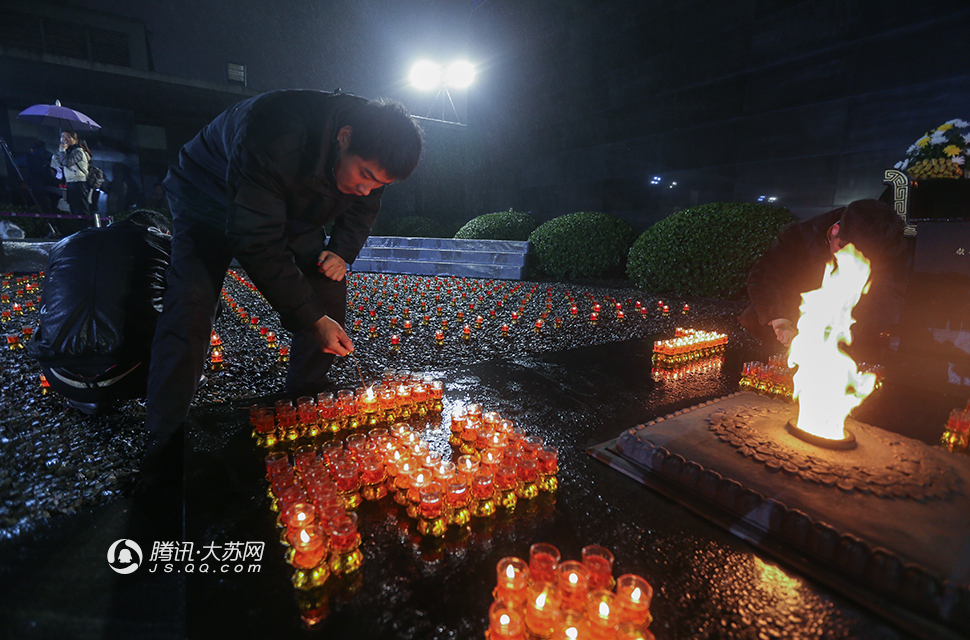外国友好人士手托红烛 为南京大屠杀死难者默