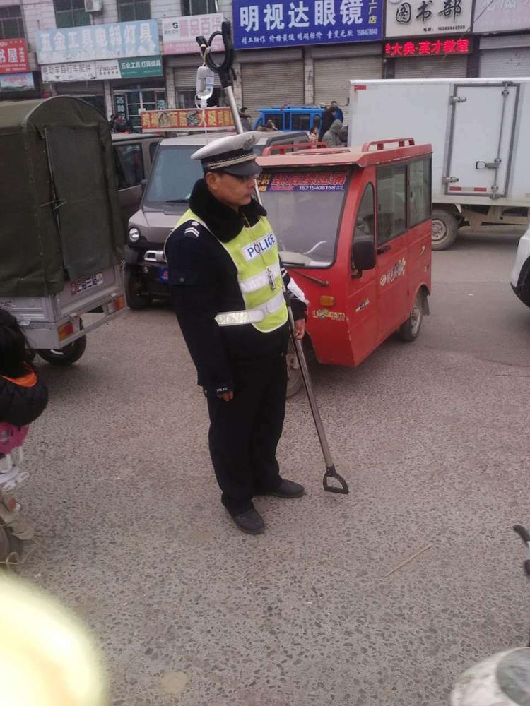 山东交警寒冬街头挂吊瓶执勤 车流中穿梭 (组图)