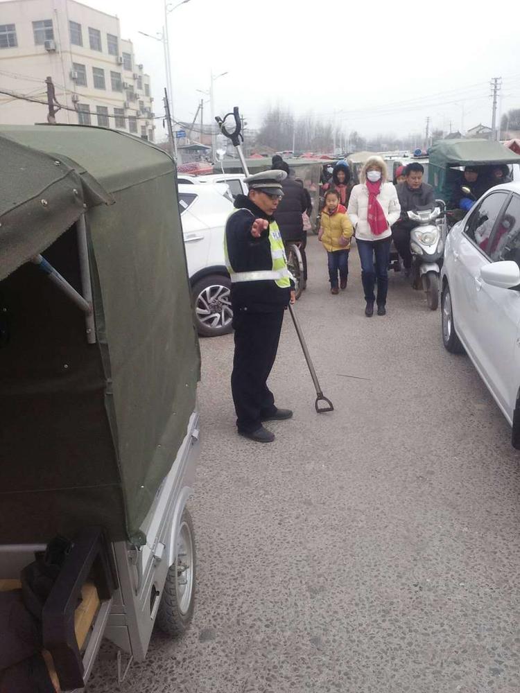 山东交警寒冬街头挂吊瓶执勤 车流中穿梭 (组图)