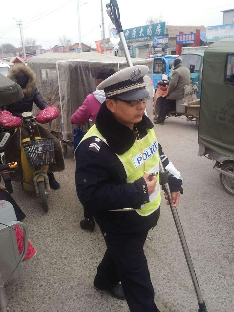 山东交警寒冬街头挂吊瓶执勤 车流中穿梭 (组图)