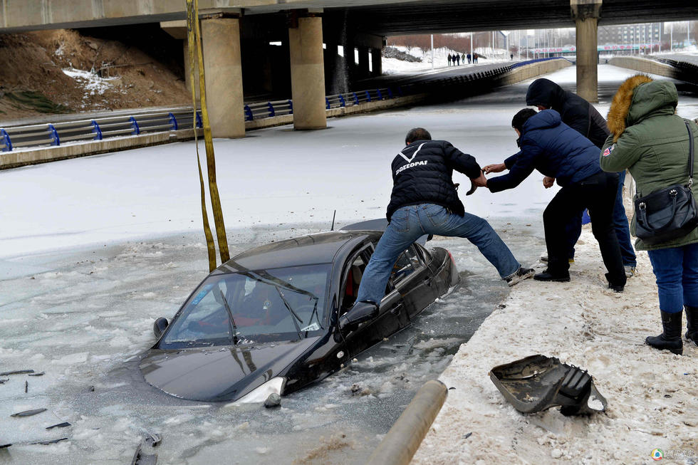 轿车坠入冰河 3男子上演“冰河逃生”