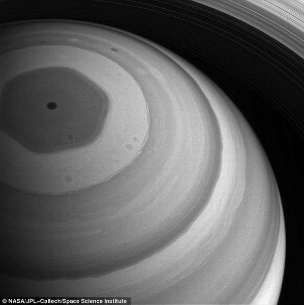 卡西尼探测器拍摄土星六边形喷射流高清图像
