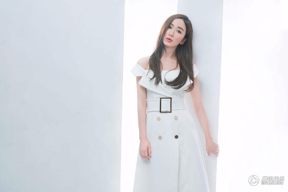 娄艺潇新年大片微露香肩 红裙撩人百变魅力-时