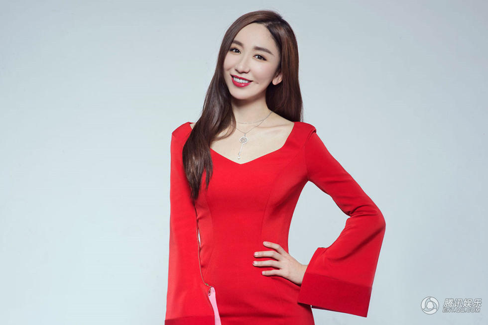娄艺潇新年大片微露香肩 红裙撩人百变魅力-时