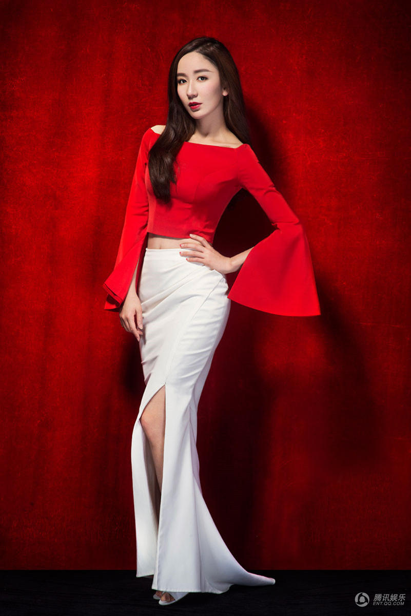 娄艺潇新年大片微露香肩 红裙撩人百变魅力