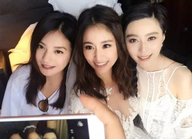 "还珠三美"在林心如婚礼上齐聚  /    隐藏 查看图注