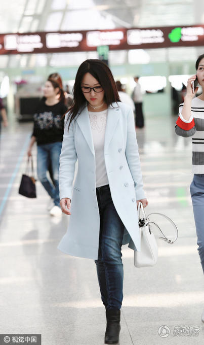 45岁杨钰莹现身机场 完全就是少女的模样 (组图)