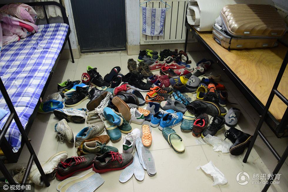 组图探访放假前的男生宿舍鞋子成了焦点