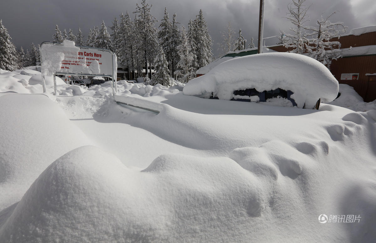 美国多地普降暴雪 积雪厚度最深达2米(高清组图)