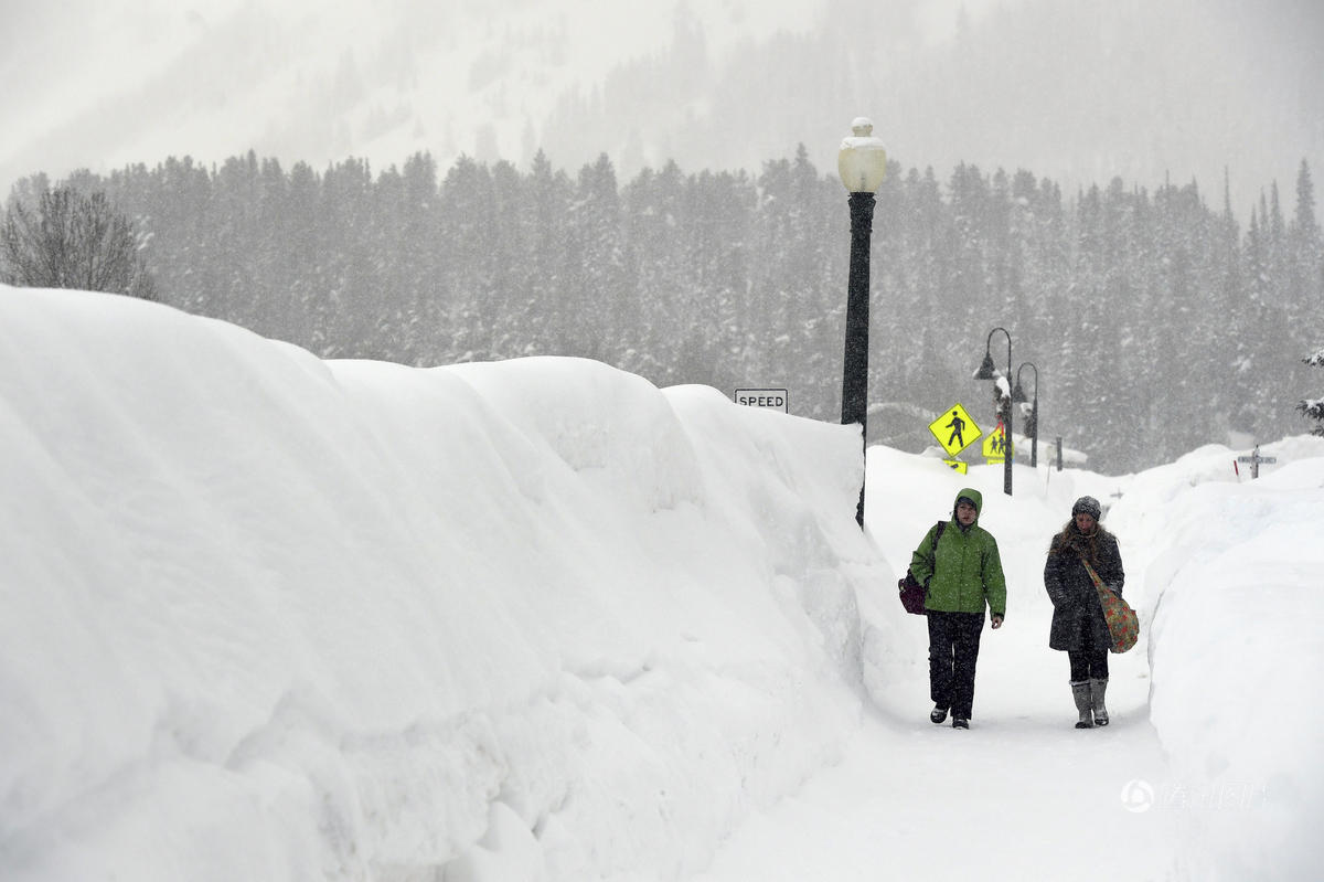 美国多地普降暴雪 积雪厚度最深达2米(高清组图)