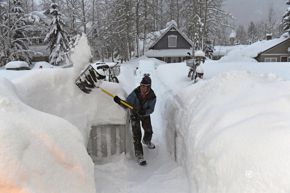 美国多地普降暴雪 积雪厚度最深达2米