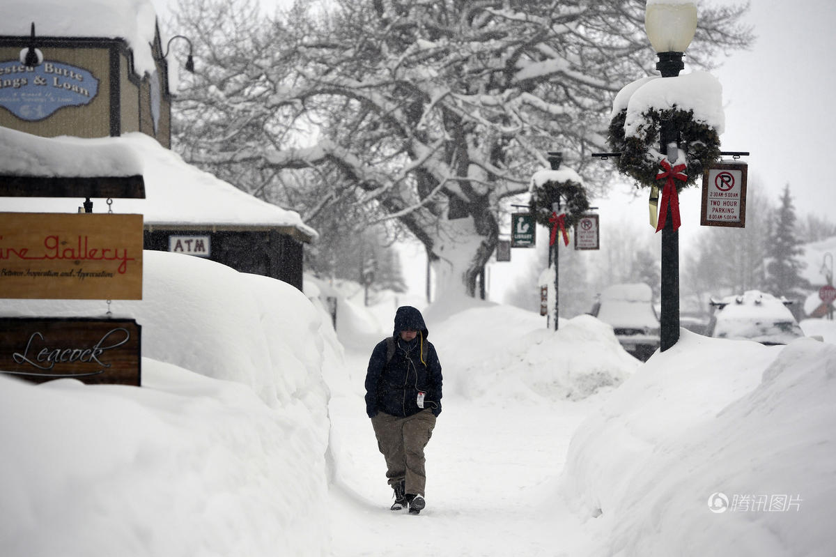 美国多地普降暴雪 积雪厚度最深达2米(高清组图)