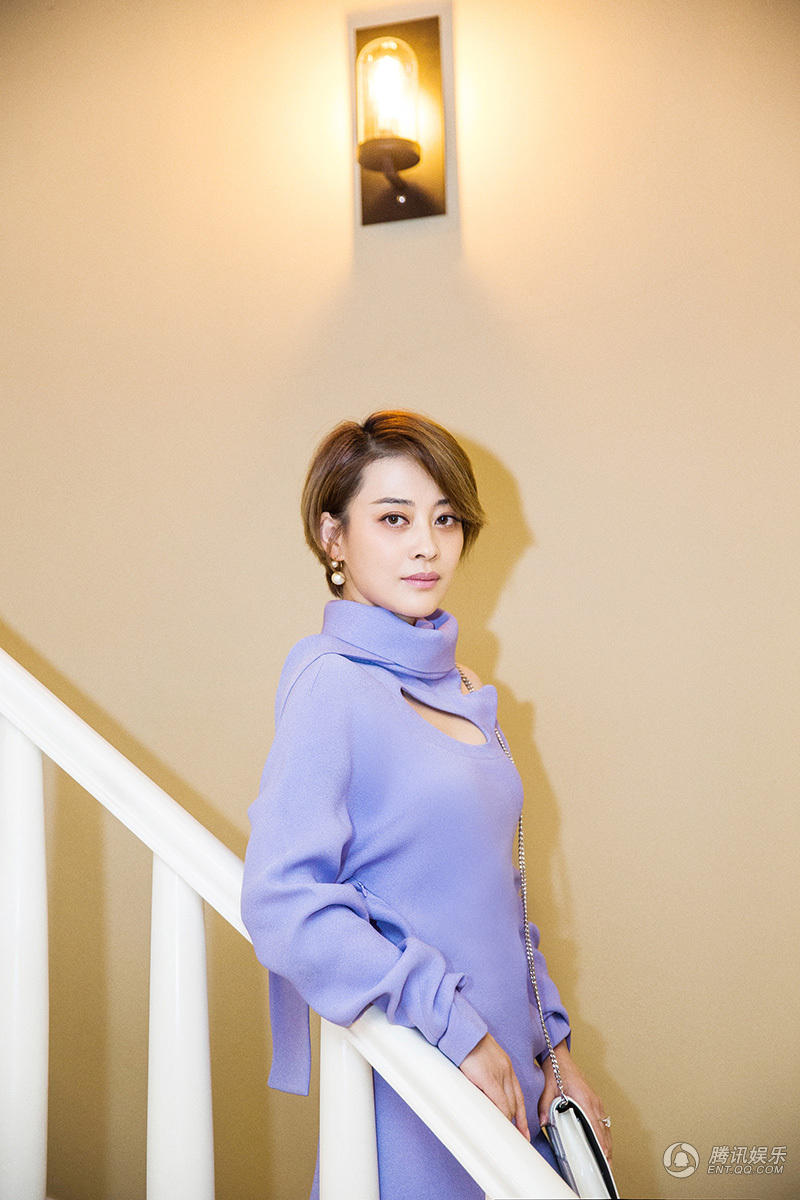 梅婷一身浅紫套装亮相 优雅依旧小秀性感(组图)