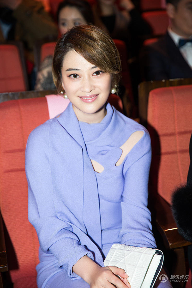 梅婷一身浅紫套装亮相 优雅依旧小秀性感(组图)