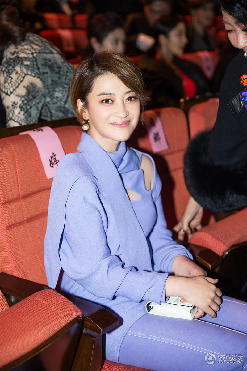 梅婷一身浅紫套装亮相 优雅依旧小秀性感(组图)