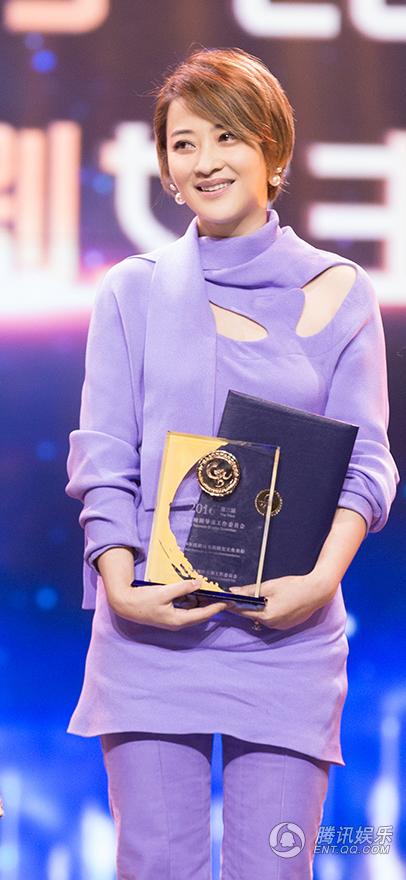 梅婷一身浅紫套装亮相 优雅依旧小秀性感(组图)