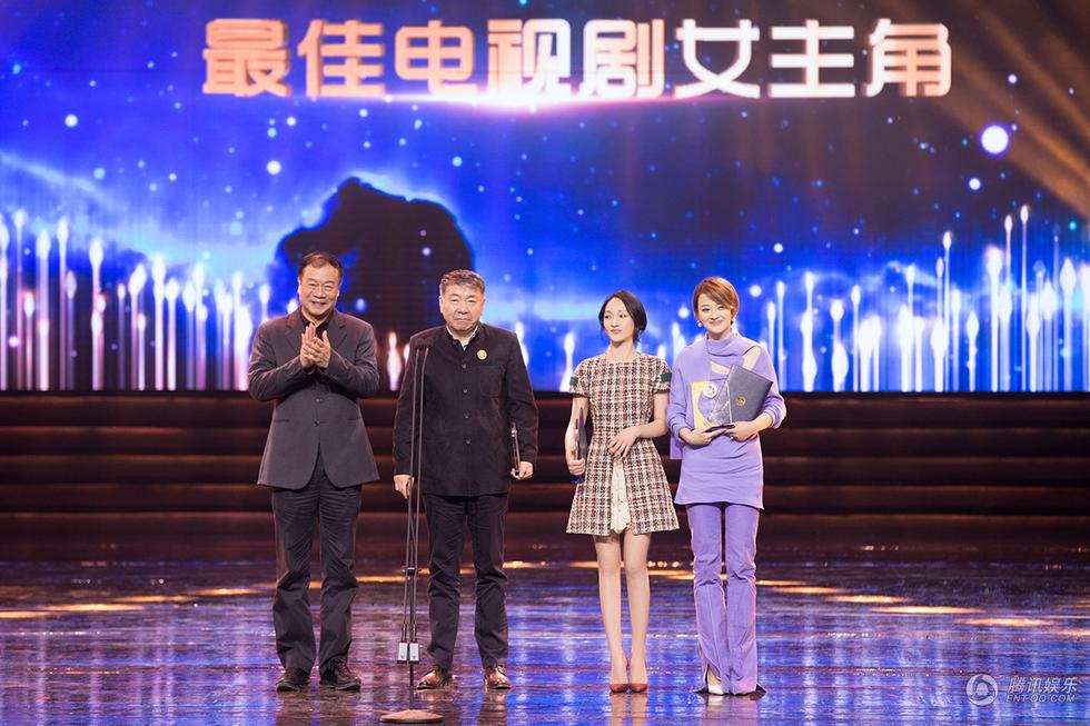 梅婷一身浅紫套装亮相 优雅依旧小秀性感(组图)