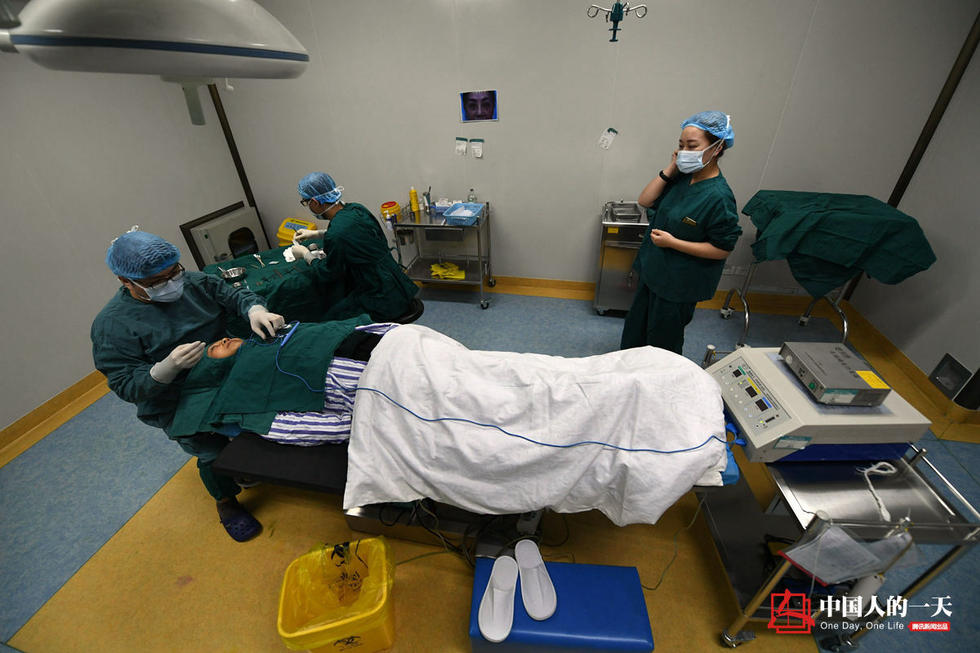 中国整形市场井喷 韩国医生救场_图片故事 - 宝