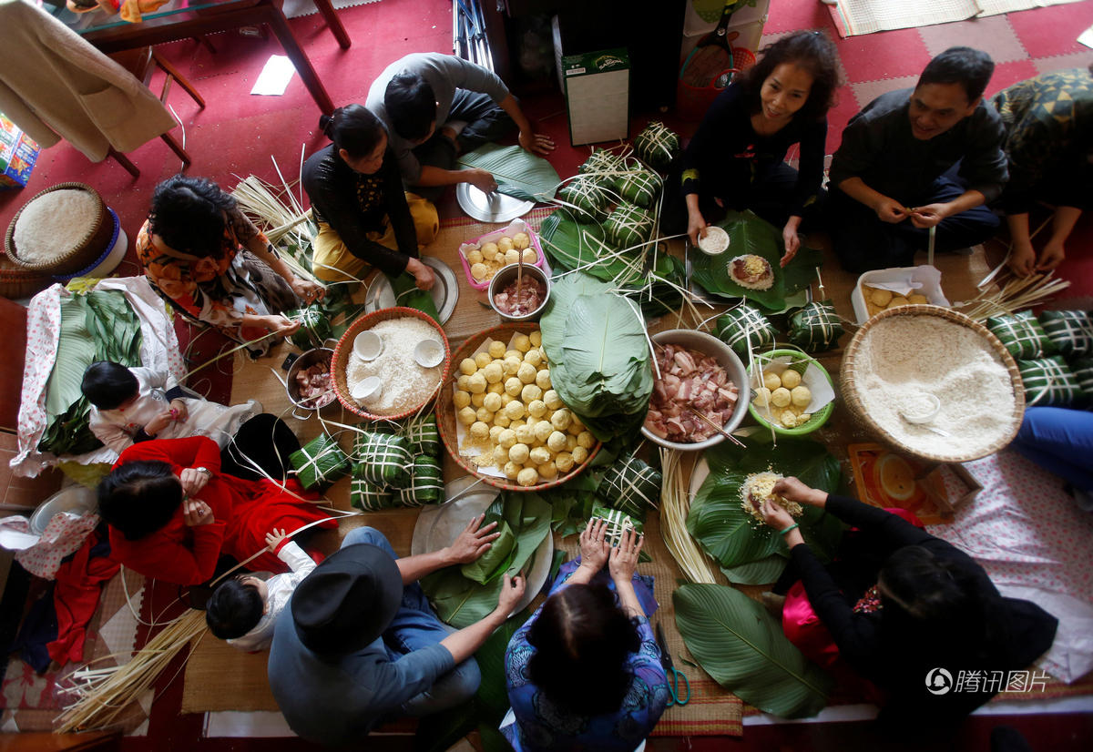 越南民众杀猪包粽子买鲜花迎接春节