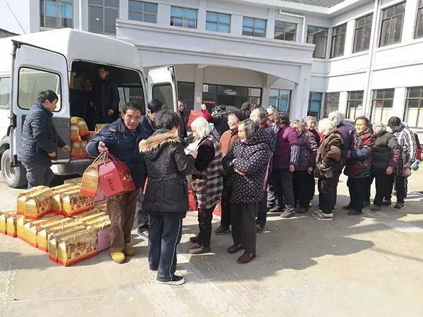 上虞企业家致富不忘村里人 连续7年给老人压岁