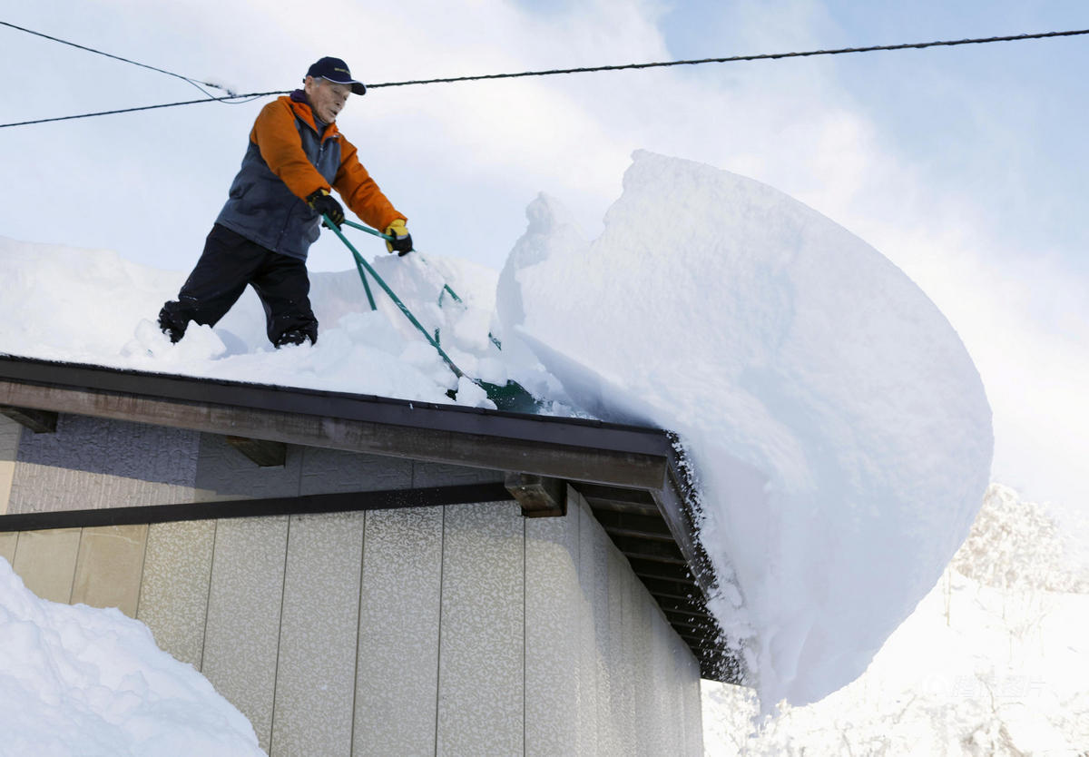 1月16日,山形县大石田,屋顶的积雪接近一米.