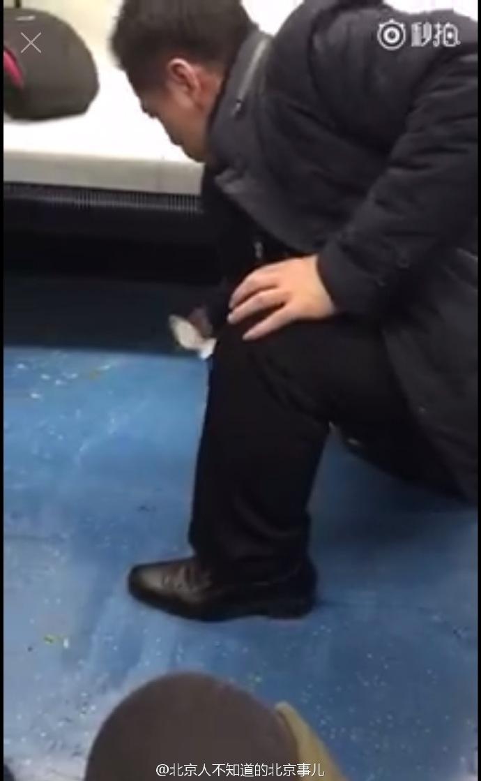 男子地铁帮忙擦醉酒呕吐物
