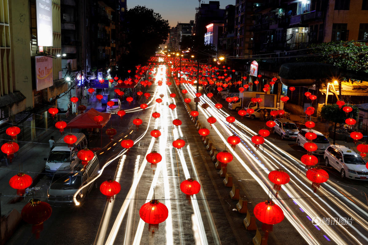 全球多地迎接鸡年春节 跳秧歌放烟花 (高清组图)