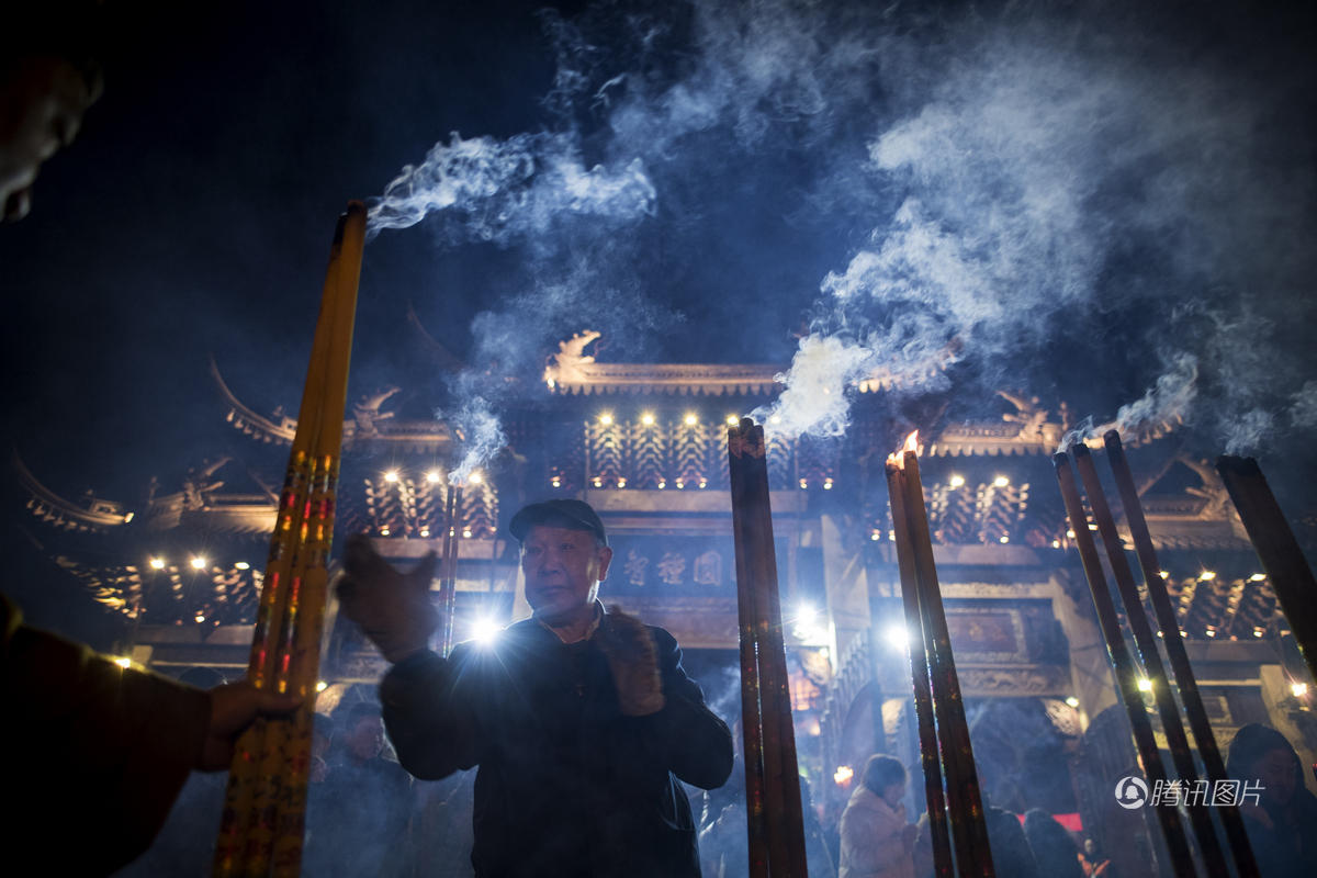 除夕夜 全球的寺庙都被挤爆了 (高清组图)