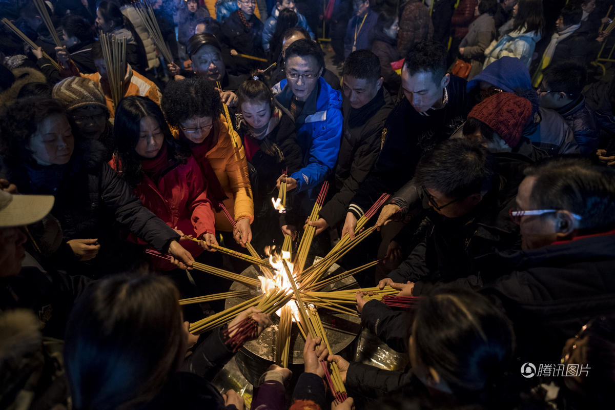 除夕夜 全球的寺庙都被挤爆了 (高清组图)