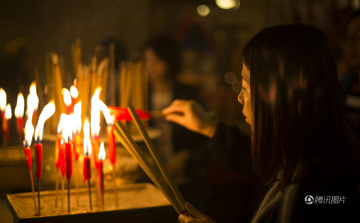 除夕夜 全球的寺庙都被挤爆了 (高清组图)