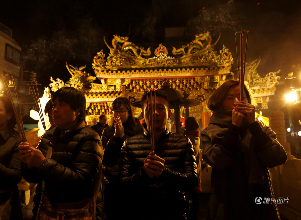 除夕夜 全球的寺庙都被挤爆了 (高清组图)