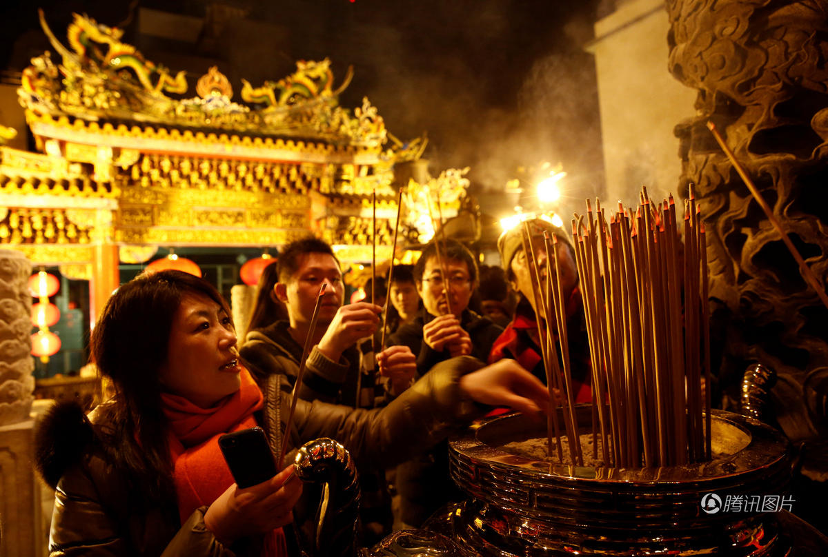 除夕夜 全球的寺庙都被挤爆了 (高清组图)