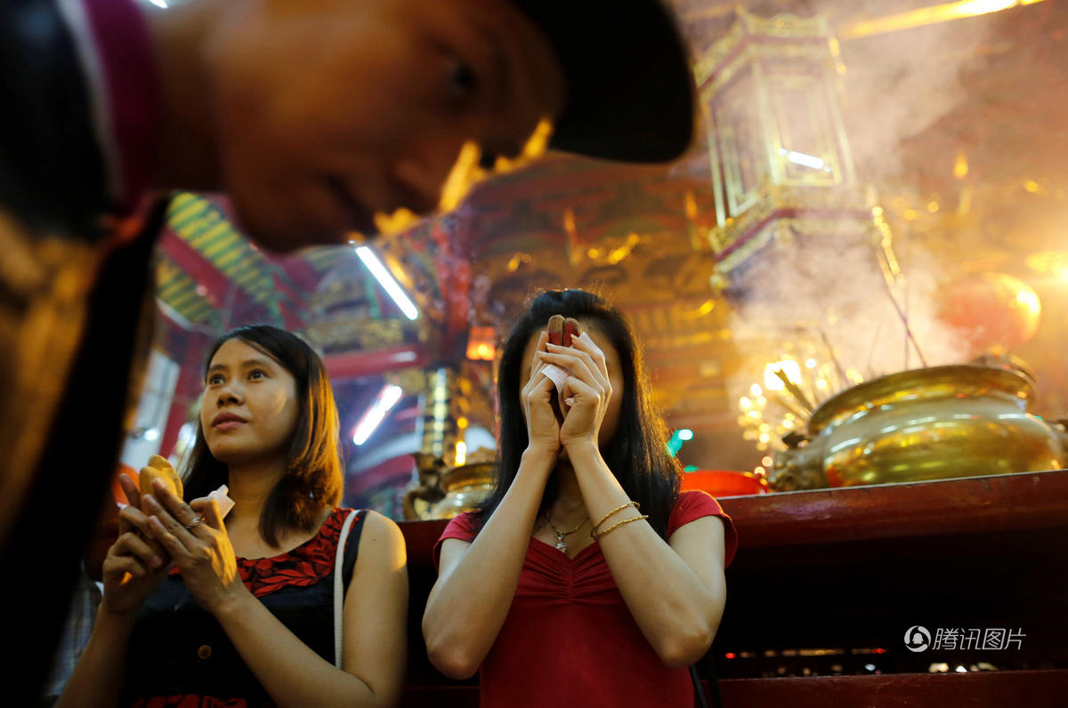 除夕夜 全球的寺庙都被挤爆了 (高清组图)