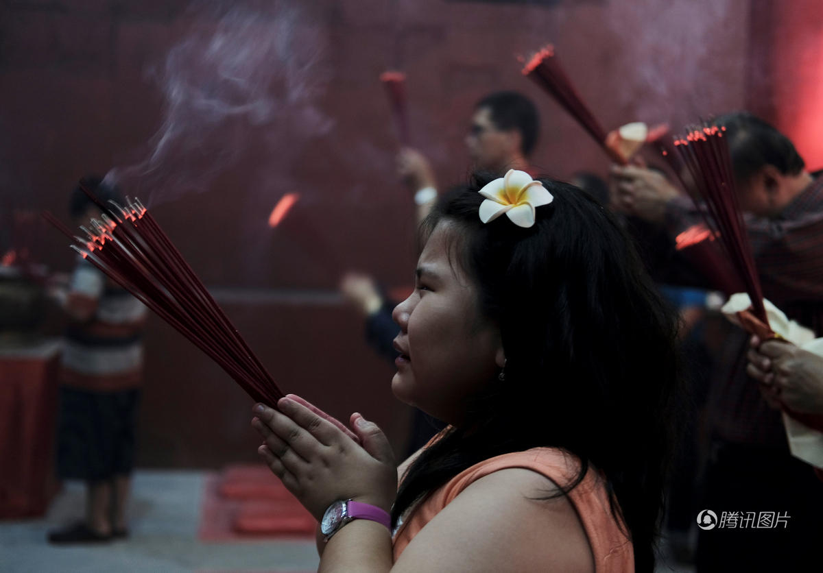 除夕夜 全球的寺庙都被挤爆了 (高清组图)