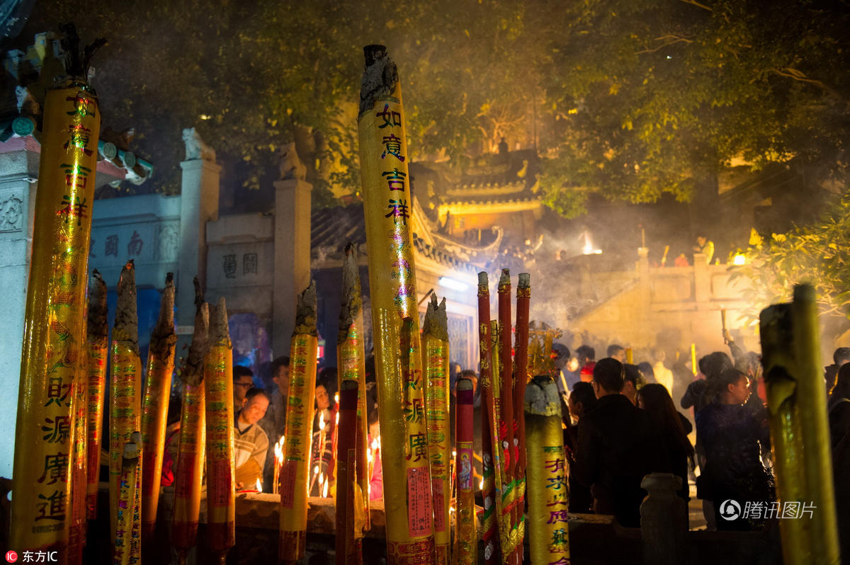 除夕夜 全球的寺庙都被挤爆了 (高清组图)