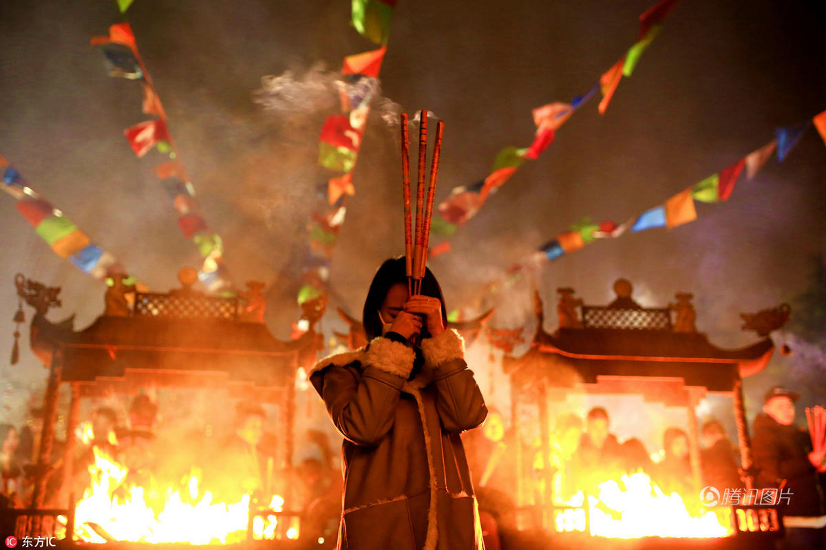 除夕夜 全球的寺庙都被挤爆了 (高清组图)