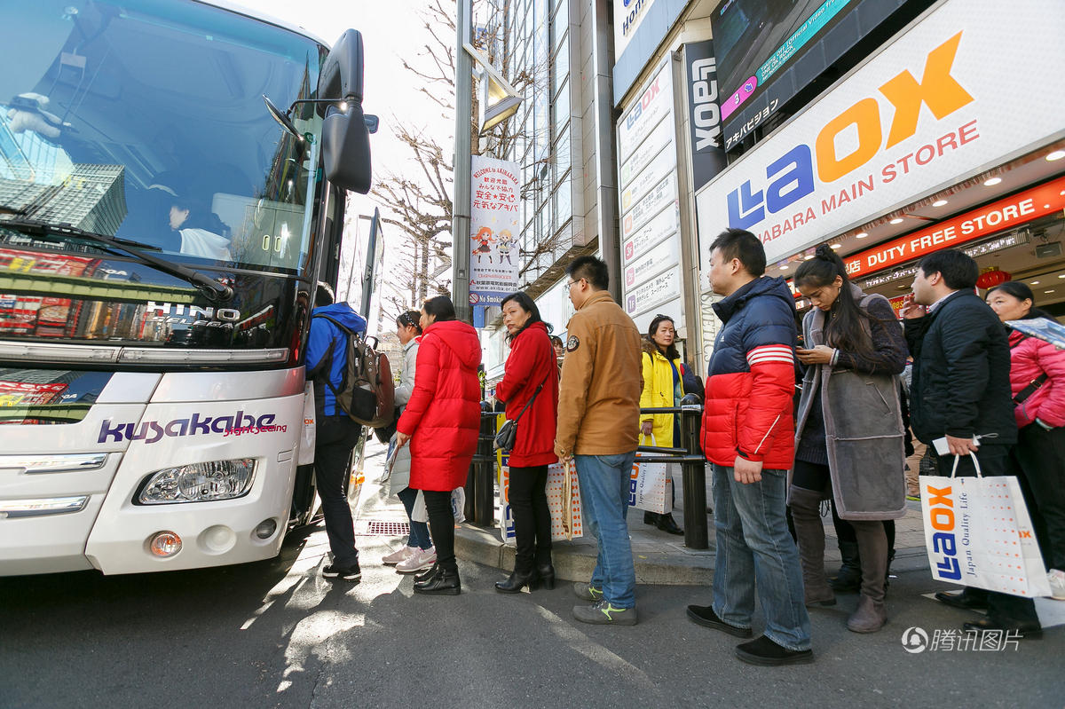 日本店铺挂中文春节横幅 吸引中国游客买买买(图)