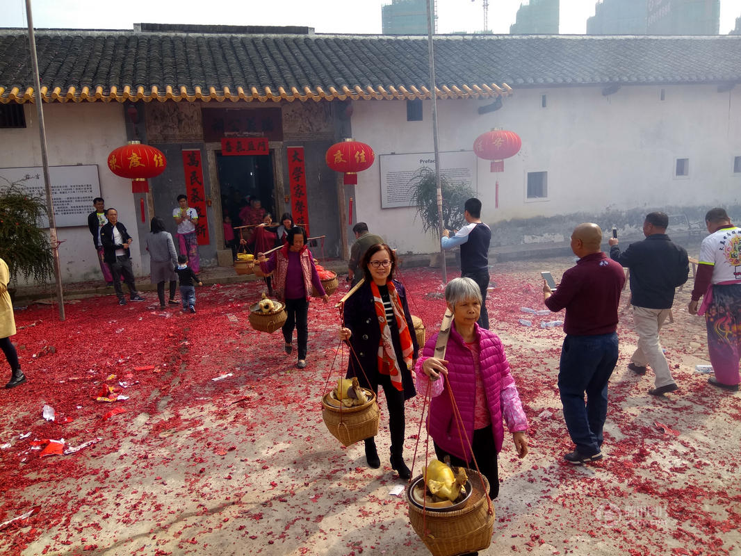 8曾氏后人挑着祭品到祠堂祭祖.邹碧雄/视觉中国